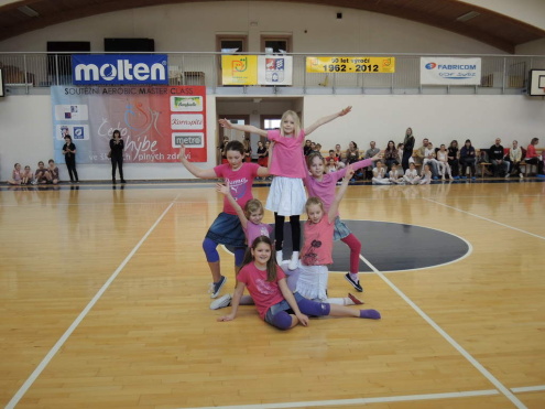 Úspěch dívek ze ZŠ Břečťanová v soutěži Česko se hýbe ve školách plných zdraví